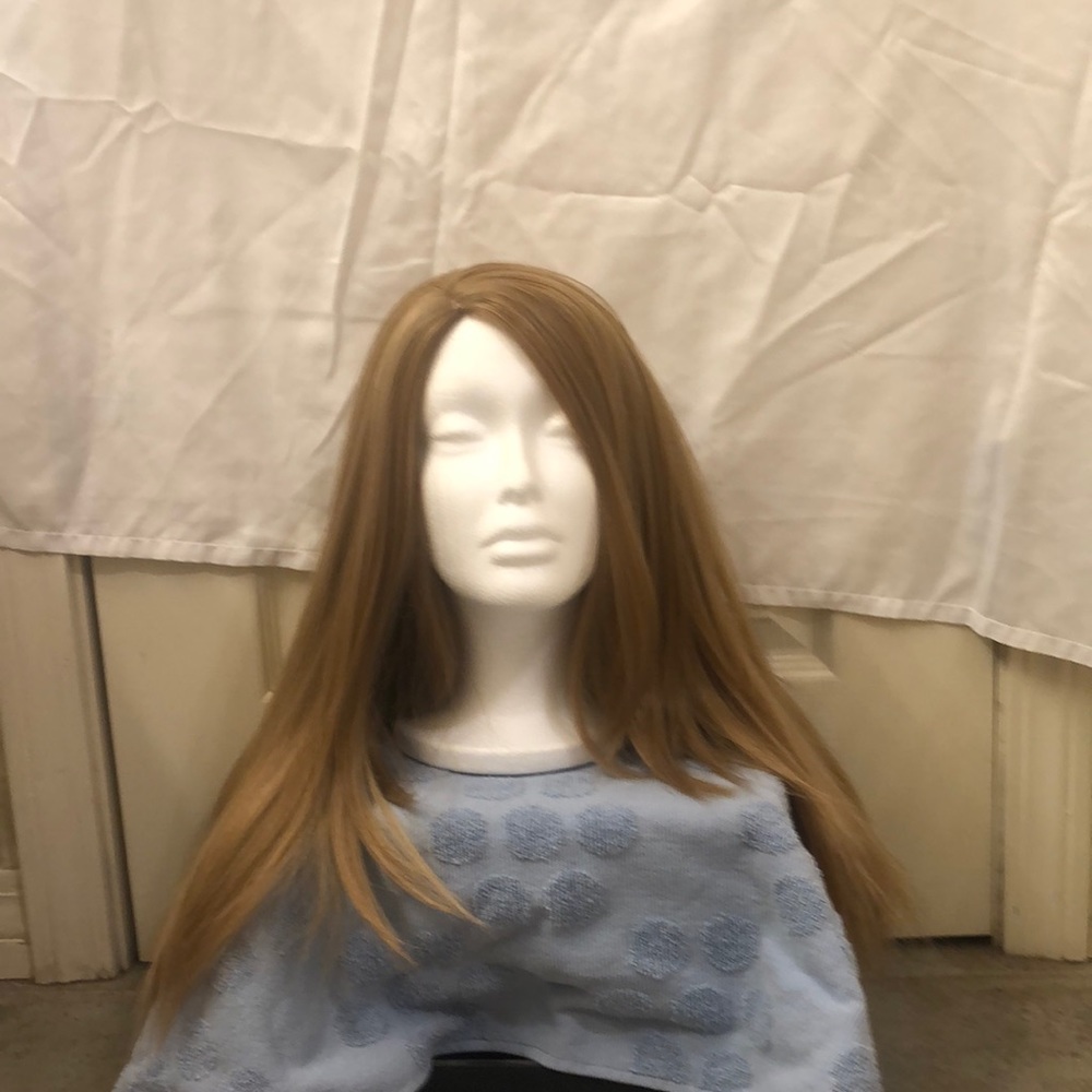 NWOT Long blonde “Jennifer Anniston “ Wig